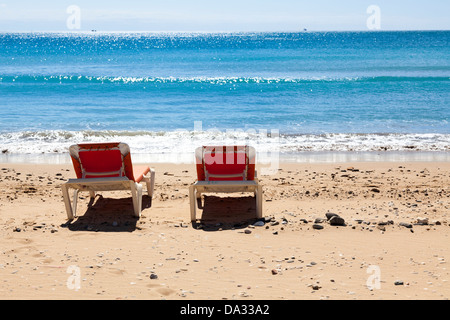 Vuoto due sedie a sdraio sulla spiaggia da mare Foto Stock
