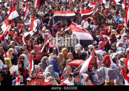 Il Cairo, Egitto. Il 2 luglio 2013. Femmina egiziano manifestanti prendere parte a una manifestazione di protesta contro il Presidente morsi, in piazza Tahrir al Cairo, Egitto, 02 luglio 2013. Il Presidente islamista Mohamed morsi su 02 Luglio ha criticato un ultimatum da parte del militare egiziano per risolvere un approfondimento della crisi politica, come i suoi sostenitori e avversari giurò di continuare a protestare. Morsi la Fratellanza Musulmana gruppo ha invitato i suoi sostenitori a scendere in piazza a sostegno del presidente. © ZUMA Press, Inc./Alamy Live News Foto Stock