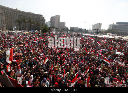 Il Cairo, Egitto. Il 2 luglio 2013. I dimostranti egiziani prendere parte a una manifestazione di protesta contro il Presidente morsi, in piazza Tahrir al Cairo, Egitto, 02 luglio 2013. Il Presidente islamista Mohamed morsi su 02 Luglio ha criticato un ultimatum da parte del militare egiziano per risolvere un approfondimento della crisi politica, come i suoi sostenitori e avversari giurò di continuare a protestare. Morsi la Fratellanza Musulmana gruppo ha invitato i suoi sostenitori a scendere in piazza a sostegno del presidente. Credito: ZUMA Press, Inc./Alamy Live News Foto Stock