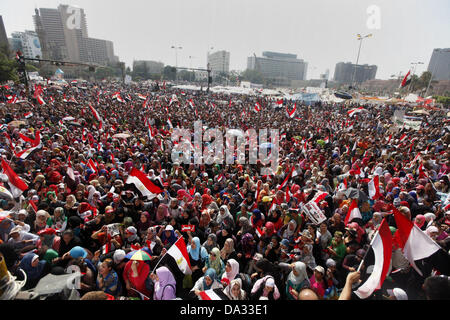 Il Cairo, Egitto. Il 2 luglio 2013. I dimostranti egiziani prendere parte a una manifestazione di protesta contro il Presidente morsi, in piazza Tahrir al Cairo, Egitto, 02 luglio 2013. Il Presidente islamista Mohamed morsi su 02 Luglio ha criticato un ultimatum da parte del militare egiziano per risolvere un approfondimento della crisi politica, come i suoi sostenitori e avversari giurò di continuare a protestare. Morsi la Fratellanza Musulmana gruppo ha invitato i suoi sostenitori a scendere in piazza a sostegno del presidente. Credito: ZUMA Press, Inc./Alamy Live News Foto Stock