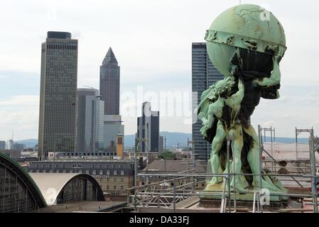 La figura di "Atlas" è circondato da impalcature sulla parte superiore della stazione centrale di Francoforte sul Meno, Germania, 02 luglio 2013. Incorniciato da 'steam" e "elettricità", la scultura in bronzo è stato il simbolo di identificazione di neo-classica stazione ferroviaria dall'inizio, quando la stazione ferroviaria è stato inaugurato il 18 agosto 1888. Anche oggi la stazione è un hub per il traffico ferroviario in Germania e circa 350.000 persone passano attraverso di essa ogni giorno. Foto: BORIS ROESSLER Foto Stock