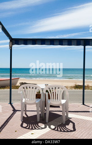 Beach Cafe tavoli sedie tenda non occupato Foto Stock