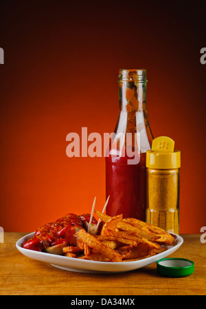 Salsicce di curry o currywurst con patatine e salsa ketchup Foto Stock