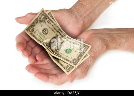 Contare il denaro in vecchie mani di dollari - questioni sociali concetto con le mani e di dollari Foto Stock