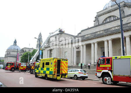 Fire sevice salvataggio mediante motore fire / piattaforma idraulica e la scaletta della piattaforma girevole sul Museo Nazionale del tetto in Cardiff Foto Stock