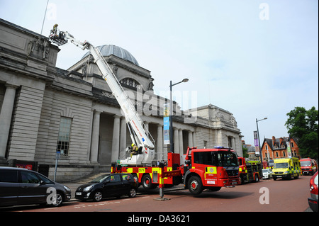 Fire sevice salvataggio mediante motore fire / piattaforma idraulica e la scaletta della piattaforma girevole sul Museo Nazionale del tetto in Cardiff Foto Stock