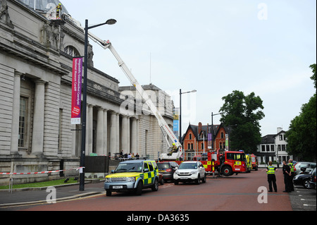 Fire sevice salvataggio mediante motore fire / piattaforma idraulica e la scaletta della piattaforma girevole sul Museo Nazionale del tetto in Cardiff Foto Stock