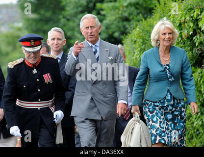 Carmarthenshire, West Wales, Regno Unito. 1 Luglio, 2013. Nella foto: Il principe Carlo e la moglie Camilla, la duchessa di Cornovaglia a Laugharne boathouse nel Carmarthenshire, West Wales. Re: Il principe Carlo e la duchessa di Cornovaglia hanno visitato l'ultima dimora di Dylan Thomas come cominciano il loro viaggio estivo per il Galles. Il principe è il patrono dei Dylan Thomas 100 Festival che celebra il centenario 2014 anni dalla nascita del poeta. Il royals ha incontrato il personale del museo e i bambini al Boathouse in Laugharne, Carmarthenshire. Credito: D Legakis/Alamy Live News Foto Stock