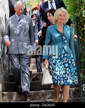 Carmarthenshire, West Wales, Regno Unito. 1 Luglio, 2013. Nella foto: Il principe Carlo e la moglie Camilla, la duchessa di Cornovaglia a Laugharne boathouse nel Carmarthenshire, West Wales. Re: Il principe Carlo e la duchessa di Cornovaglia hanno visitato l'ultima dimora di Dylan Thomas come cominciano il loro viaggio estivo per il Galles. Il principe è il patrono dei Dylan Thomas 100 Festival che celebra il centenario 2014 anni dalla nascita del poeta. Il royals ha incontrato il personale del museo e i bambini al Boathouse in Laugharne, Carmarthenshire. Credito: D Legakis/Alamy Live News Foto Stock