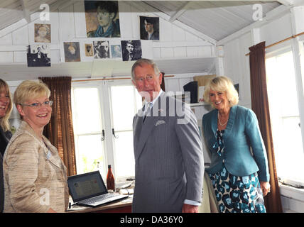 Carmarthenshire, West Wales, Regno Unito. 1 Luglio, 2013. Nella foto: Il principe Carlo e la moglie Camilla, la duchessa di Cornovaglia a Laugharne boathouse nel Carmarthenshire, West Wales. Re: Il principe Carlo e la duchessa di Cornovaglia hanno visitato l'ultima dimora di Dylan Thomas come cominciano il loro viaggio estivo per il Galles. Il principe è il patrono dei Dylan Thomas 100 Festival che celebra il centenario 2014 anni dalla nascita del poeta. Il royals ha incontrato il personale del museo e i bambini al Boathouse in Laugharne, Carmarthenshire. Credito: D Legakis/Alamy Live News Foto Stock