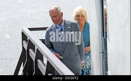 Carmarthenshire, West Wales, Regno Unito. 1 Luglio, 2013. Nella foto: Il principe Carlo e la moglie Camilla, la duchessa di Cornovaglia a Laugharne boathouse nel Carmarthenshire, West Wales. Re: Il principe Carlo e la duchessa di Cornovaglia hanno visitato l'ultima dimora di Dylan Thomas come cominciano il loro viaggio estivo per il Galles. Il principe è il patrono dei Dylan Thomas 100 Festival che celebra il centenario 2014 anni dalla nascita del poeta. Il royals ha incontrato il personale del museo e i bambini al Boathouse in Laugharne, Carmarthenshire. Credito: D Legakis/Alamy Live News Foto Stock