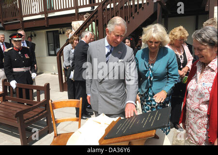 Carmarthenshire, West Wales, Regno Unito. 1 Luglio, 2013. Nella foto: Il principe Carlo e la moglie Camilla, la duchessa di Cornovaglia a Laugharne boathouse nel Carmarthenshire, West Wales. Re: Il principe Carlo e la duchessa di Cornovaglia hanno visitato l'ultima dimora di Dylan Thomas come cominciano il loro viaggio estivo per il Galles. Il principe è il patrono dei Dylan Thomas 100 Festival che celebra il centenario 2014 anni dalla nascita del poeta. Il royals ha incontrato il personale del museo e i bambini al Boathouse in Laugharne, Carmarthenshire. Credito: D Legakis/Alamy Live News Foto Stock