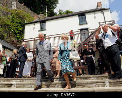 Carmarthenshire, West Wales, Regno Unito. 1 Luglio, 2013. Nella foto: Il principe Carlo e la moglie Camilla, la duchessa di Cornovaglia a Laugharne boathouse nel Carmarthenshire, West Wales. Re: Il principe Carlo e la duchessa di Cornovaglia hanno visitato l'ultima dimora di Dylan Thomas come cominciano il loro viaggio estivo per il Galles. Il principe è il patrono dei Dylan Thomas 100 Festival che celebra il centenario 2014 anni dalla nascita del poeta. Il royals ha incontrato il personale del museo e i bambini al Boathouse in Laugharne, Carmarthenshire. Credito: D Legakis/Alamy Live News Foto Stock