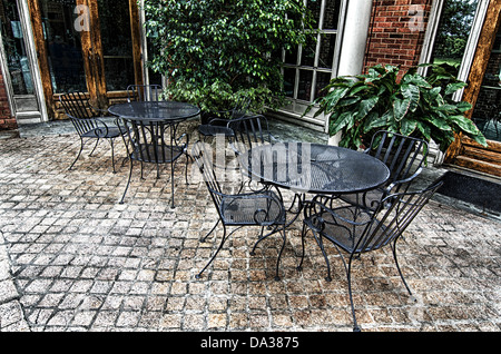 Questa immagine è di letti in ferro battuto con tavolo e sedie sul patio all'Alabama Shakespeare Festival in Montgomery, Alabama. Foto Stock