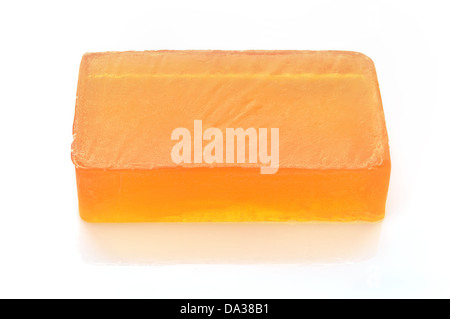 Orange fatti a mano sapone di glicerina su sfondo bianco. Sapone ipoallergenico con estratto di Calendula. Cura di bellezza. Foto Stock