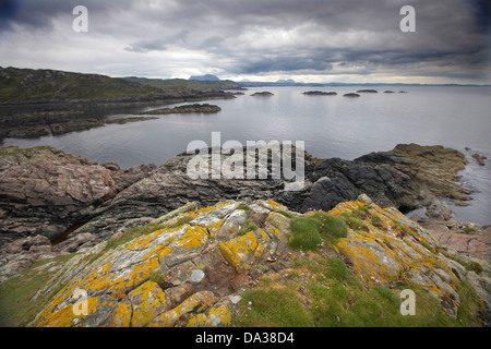 La costa rocciosa di Scourie punto guardando verso Suilven, Sutherland, a nord-ovest della Scozia, Regno Unito Foto Stock