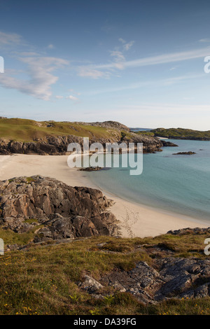 Spiaggia e paesaggi costieri a: Achmelvich, Assynt, Wester Ross, Sutherland, Scotland, Regno Unito Foto Stock