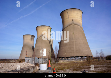 Le torri di raffreddamento della ormai chiuso Willginton (Derbyshire) Coal Fired power station stand in attesa di demolizione Foto Stock