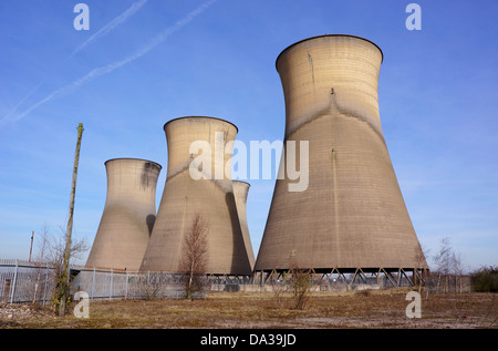 Le torri di raffreddamento della ormai chiuso Willginton (Derbyshire) Coal Fired power station stand in attesa di demolizione Foto Stock