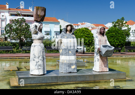 Moderne statue che raffigurano persone in Praca al Mouhatamid Ibn Abbad nell'antica città di Silves in Portogallo Foto Stock