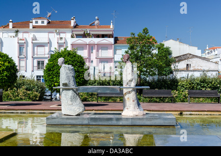 Statue moderne in Praca al Mouhatamid Ibn Abbad nell'antica città di Silves in Portogallo Foto Stock