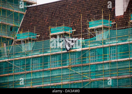 Londra, Regno Unito. 2 Luglio, 2013. Gli attivisti Anti-War associato con anonimo, occupano e altri anti-gruppi capitalistici goccia un banner da County Hall. Credito: Pete Maclaine/Alamy Live News Foto Stock