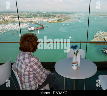 La Spinnaker Tower di Portsmouth Cafe tra le nuvole Foto Stock