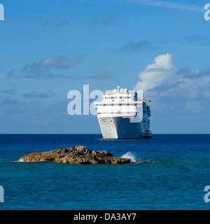 Nave da crociera ancorata al largo delle Bahamas Foto Stock