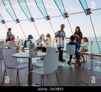 La Spinnaker Tower di Portsmouth Cafe tra le nuvole Foto Stock