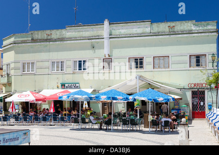 La gente seduta al di fuori di ristoranti nella città portoghese di Ferragudo in Algarve Foto Stock