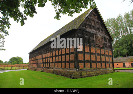 Il XVII secolo sala Tithe Barn nella motivazione della sala Hodnet Shropshire England Regno Unito Foto Stock