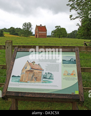 Il XVII secolo Colombaia nella motivazione della sala Hodnet Shropshire England Regno Unito Foto Stock