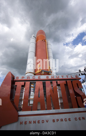 Una replica della navetta spaziale rocket booster e serbatoio del carburante esterno segna l'ingresso del nuovo spazio navetta Atlantis struttura presso il Kennedy Space Center Giugno 29, 2013 a Cape Canaveral, FL . La nuova 100 milioni di dollari facility include mostre interattive che raccontano la storia dei trenta anni di Space Shuttle in programma ed evidenziare il futuro dell'esplorazione dello spazio. Foto Stock