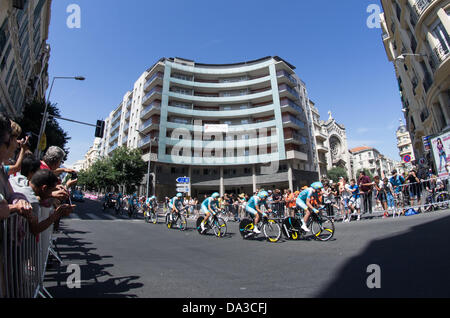 Nizza, Francia. 2 Luglio, 2013. I piloti del team Astana competere durante la 25 km tempo per il team-prova e quarto stadio della centesima edizione del Tour de France corsa di ciclismo su luglio 2, 2013 intorno a Nizza, Francia sudorientale Credito: jonatha borzicchi editoriale/Alamy Live News Foto Stock