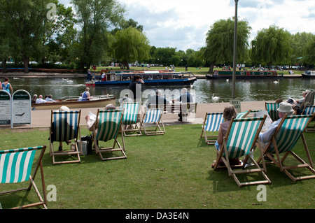 Sedie a sdraio da Fiume Avon, Stratford-upon-Avon, Regno Unito Foto Stock