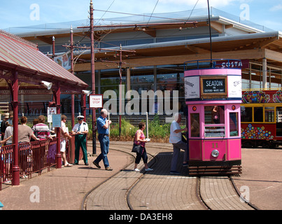 I passeggeri titolari di biglietti forati e imbarco su tram, Seaton, Devon, Regno Unito 2013 Foto Stock