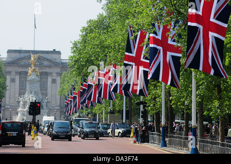 Martinetti Unione battenti in Mall con Buckingham Palace in background Foto Stock