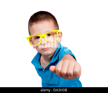 Little Boy battito isolato su sfondo bianco. Il fuoco selettivo sulla testa del ragazzo Foto Stock