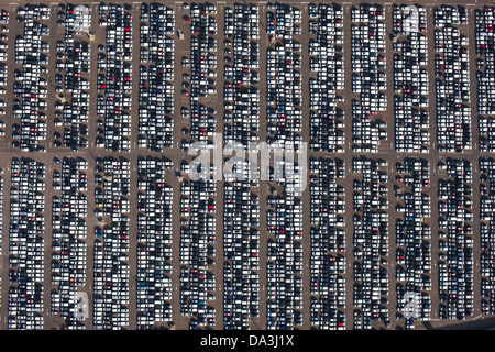 VISTA AEREA VERTICALE. Deposito auto. Sheerness, Isola di Sheppey, Kent, Inghilterra, Gran Bretagna, Regno Unito. Foto Stock