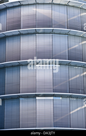 Architettura moderna - grattacielo facciata di un grattacielo parcheggio Foto Stock