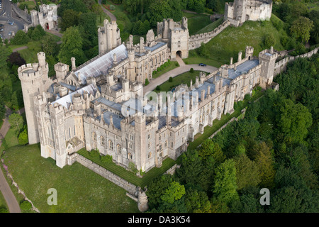 VISTA AEREA. Castello medievale di Arundel. West Sussex, Inghilterra, Gran Bretagna, Regno Unito. Foto Stock