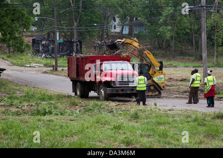 Detroit, Michigan - Detroit batterico competente pulisce 14 blocchi del quartiere Brightmoor. Foto Stock