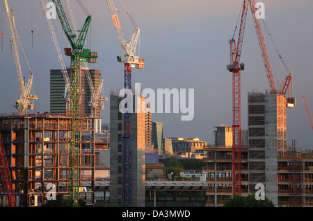 Gru per edilizia nel nord di Londra, dietro alla stazione di St Pancras, al tramonto, in Inghilterra, Regno Unito Foto Stock