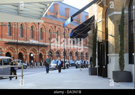 Dalla stazione ferroviaria internazionale di St Pancras guardando attraverso il recentemente ristrutturato il Great Northern Hotel a Kings Cross, London Foto Stock