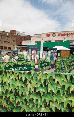 Il torneo di Wimbledon, Londra, Regno Unito. Il 1 luglio 2013. Al di fuori di frazioni di Wimbledon La stazione della metropolitana di Londra, Inghilterra, Regno Unito Credito: Adina Tovy/Alamy Live News Foto Stock