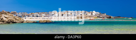 Sulla spiaggia di Porthminster St Ives con il porto e la città di sfondo, Cornwall Inghilterra REGNO UNITO Foto Stock