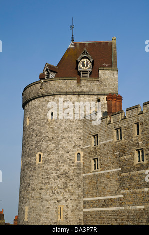 Il coprifuoco torre impostata nella parete esterna del Castello di Windsor, Windsor, Berkshire. Ottobre. Foto Stock