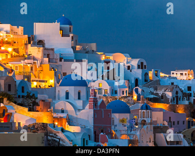 Night Shot di case e chiese a Oia Santorini Grecia Foto Stock