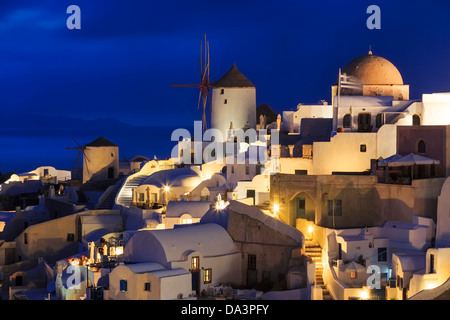 Mulini a vento tradizionali di notte nella cittadina di Oia Santorini Grecia Foto Stock