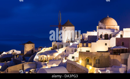 Mulini a vento tradizionali di notte nella cittadina di Oia Santorini Grecia Foto Stock